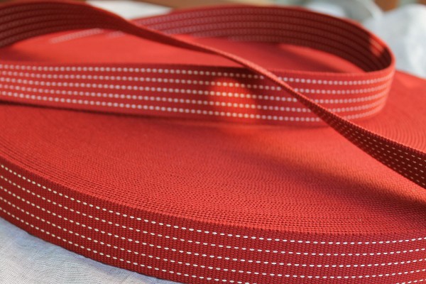 Gurtband 3,5 cm rot mit gestrichelter Linie