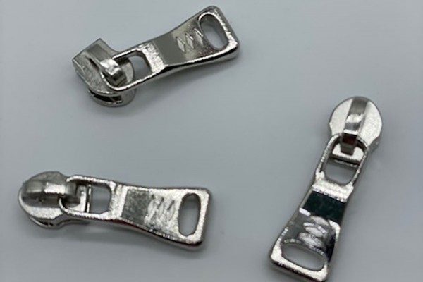 Bügelschieber schmal für metallisierte Reißverschlussmeterware Raute silberfarben