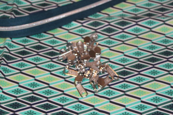 Bügelschieber für metallisierte Reißverschlussmeterware breit silber