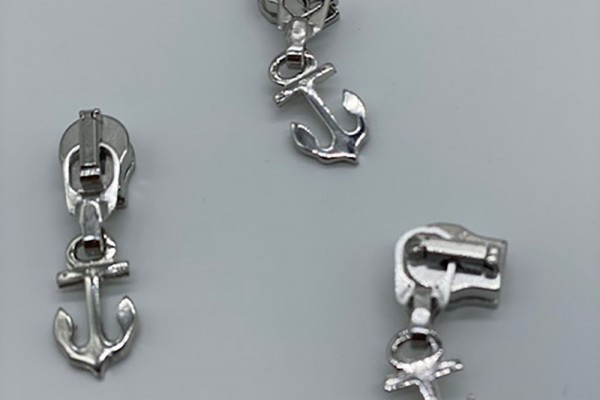 Bügelschieber breit für metallisierte Reißverschlussmeterware silber Anker