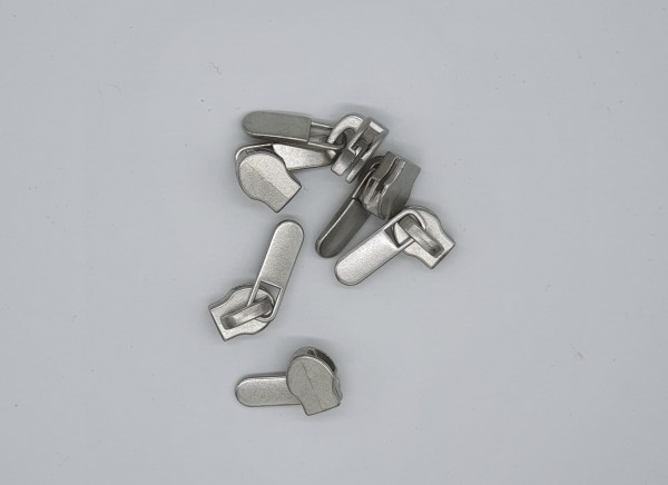 Bügelschieber breit für metallisierte Reißverschlussmeterware silbermatt