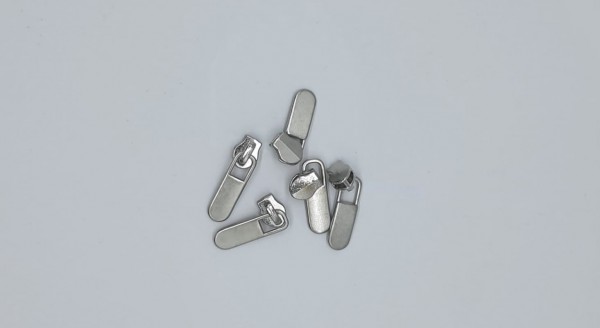 Bügelschieber schmal für metallisierte Reißverschlussmeterware silbermatt